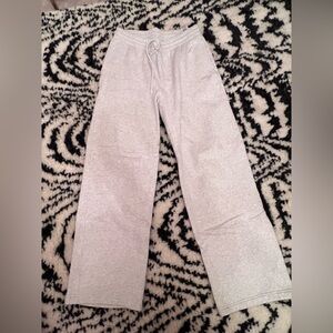 Aritzia Cozy Fleece Sweatpants in Light Gray size M